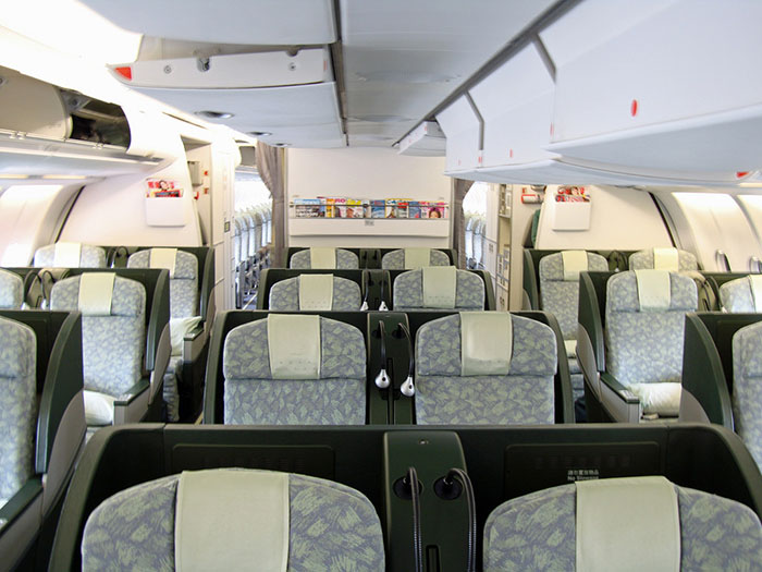 Hạng thương gia EVA Air cung cấp chỗ ngồi ấm cúng, rộng rãi và hiện đại với các ổ cắm điện