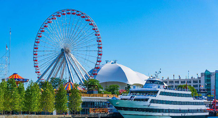 Bến tàu Navy Pier có tàu lượn, nhà hàng, cửa hàng, công viên và chuyến tham quan bằng thuyền
