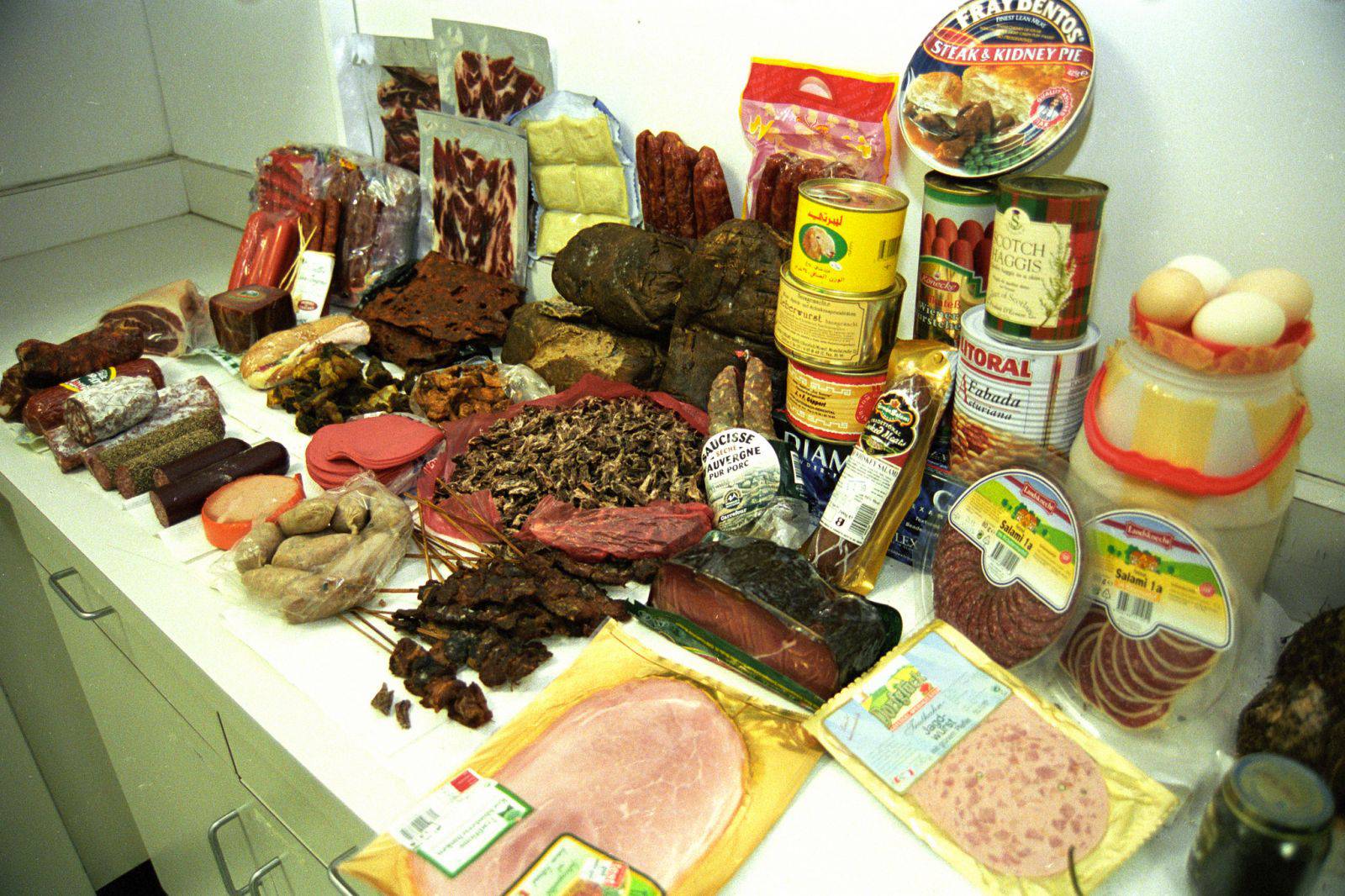 Thành phẩm được chế biến từ thịt như ruốc, bò khô, xúc xích, giò lụa, thịt hộp… đều nằm trong danh sách cấm