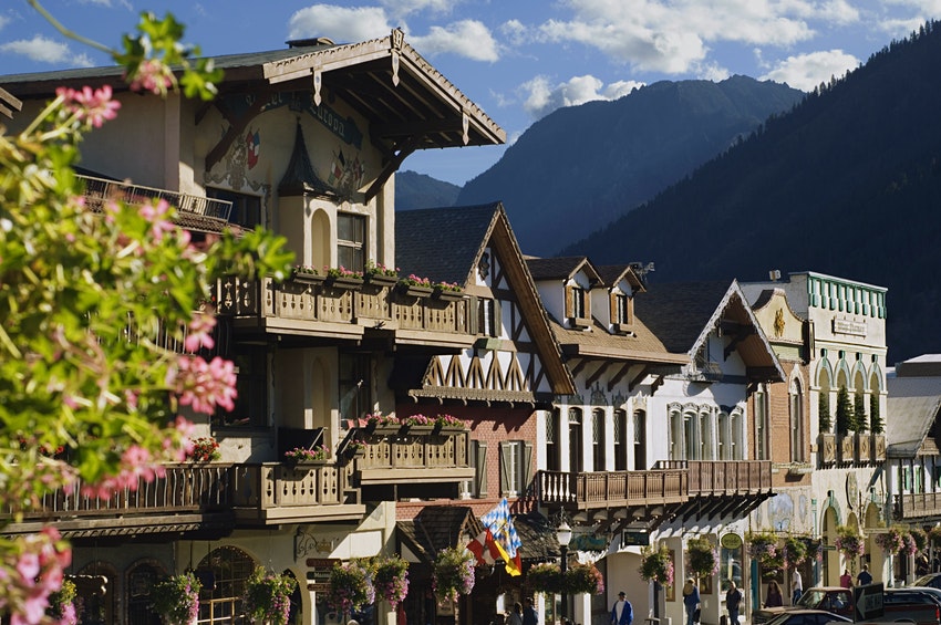 Ngôi làng Bavaria của Leavenworth có Dãy núi Cascade làm bối cảnh theo phong cách dãy Alps