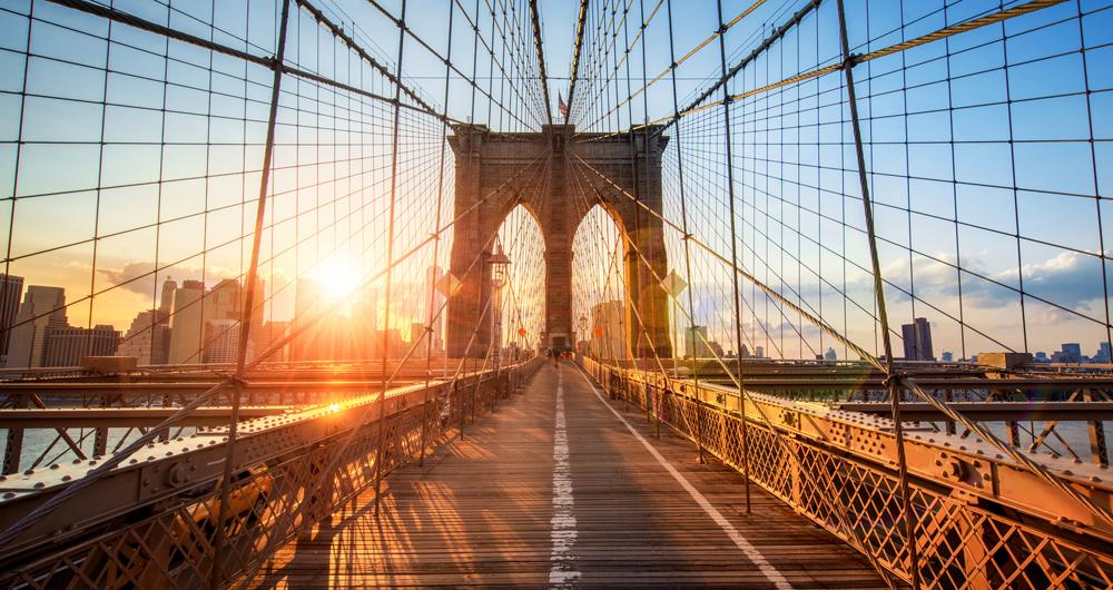 Cầu Brooklyn dài khoảng 5.989 feet