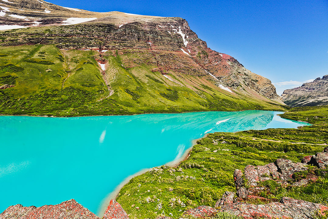Công viên quốc gia Glacier nằm ngay bên kia biên giới từ các tỉnh bang Canada và British Columbia của Canada.