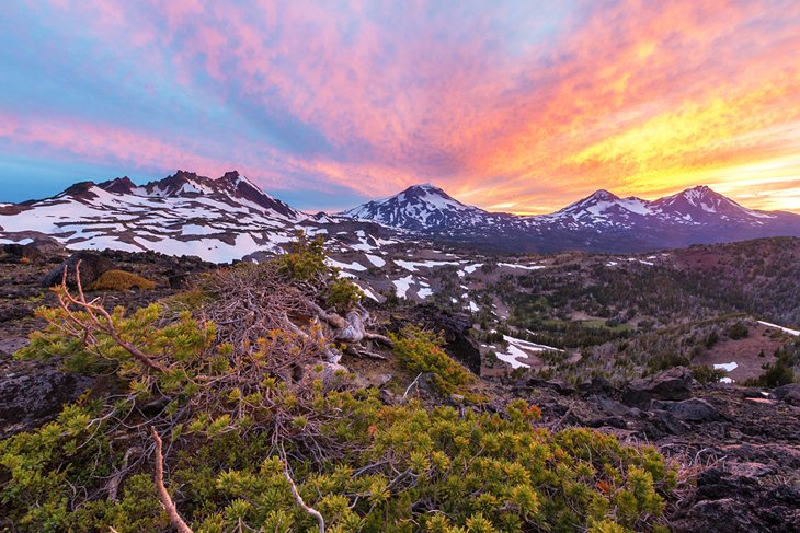vùng hoang dã Three Sisters đầy màu sắc bao quanh các đỉnh núi cùng tên của nó