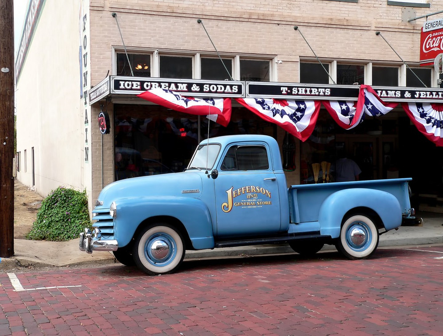 Xe tải cổ điển và cửa hàng tổng hợp ở Jefferson, Texas |  © Lori Martin / Shutterstock