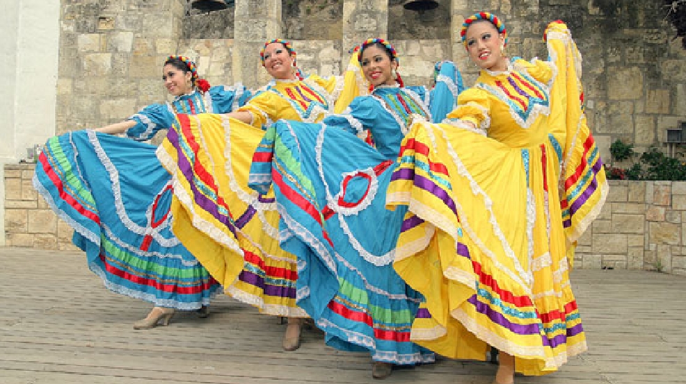 Tham gia Fiesta Noche del Río, một buổi biểu diễn ngoài trời trên River Walk có âm nhạc và khiêu vũ từ một số quốc gia Mỹ Latinh
