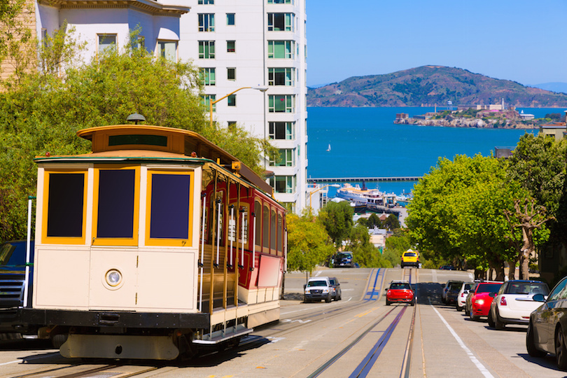 Cáp treo nổi tiếng thế giới chạy trên ba đường trên những con đường dốc ở San Francisco