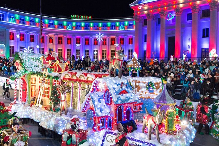 Denver's Parade of Lights theo truyền thống được tổ chức vào đầu tháng 12